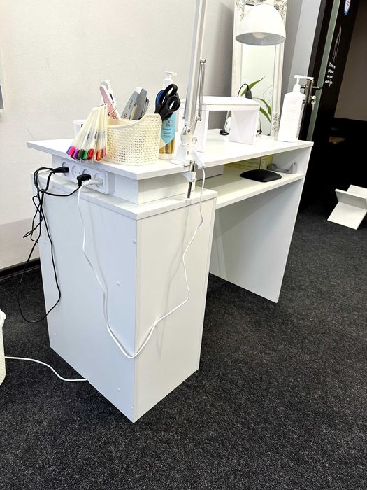 Стіл для манікюру з розетками