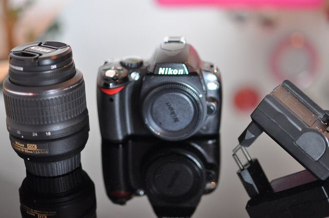 Câmera Nikon D90 com objectiva Nikkor AF-S 18-55 DX.