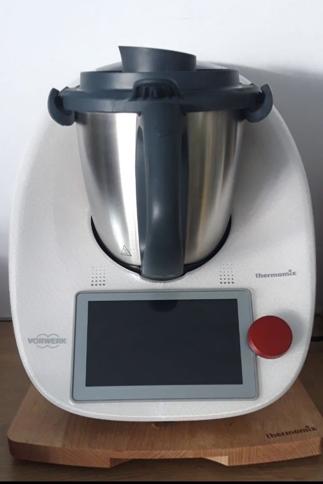 Thermomix TM 6 z czerwonym  przyciskuem