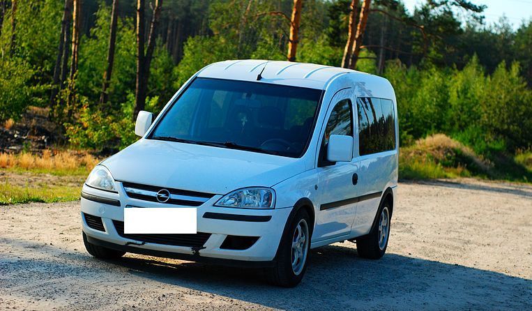 Лобовое стекло на Opel Combo