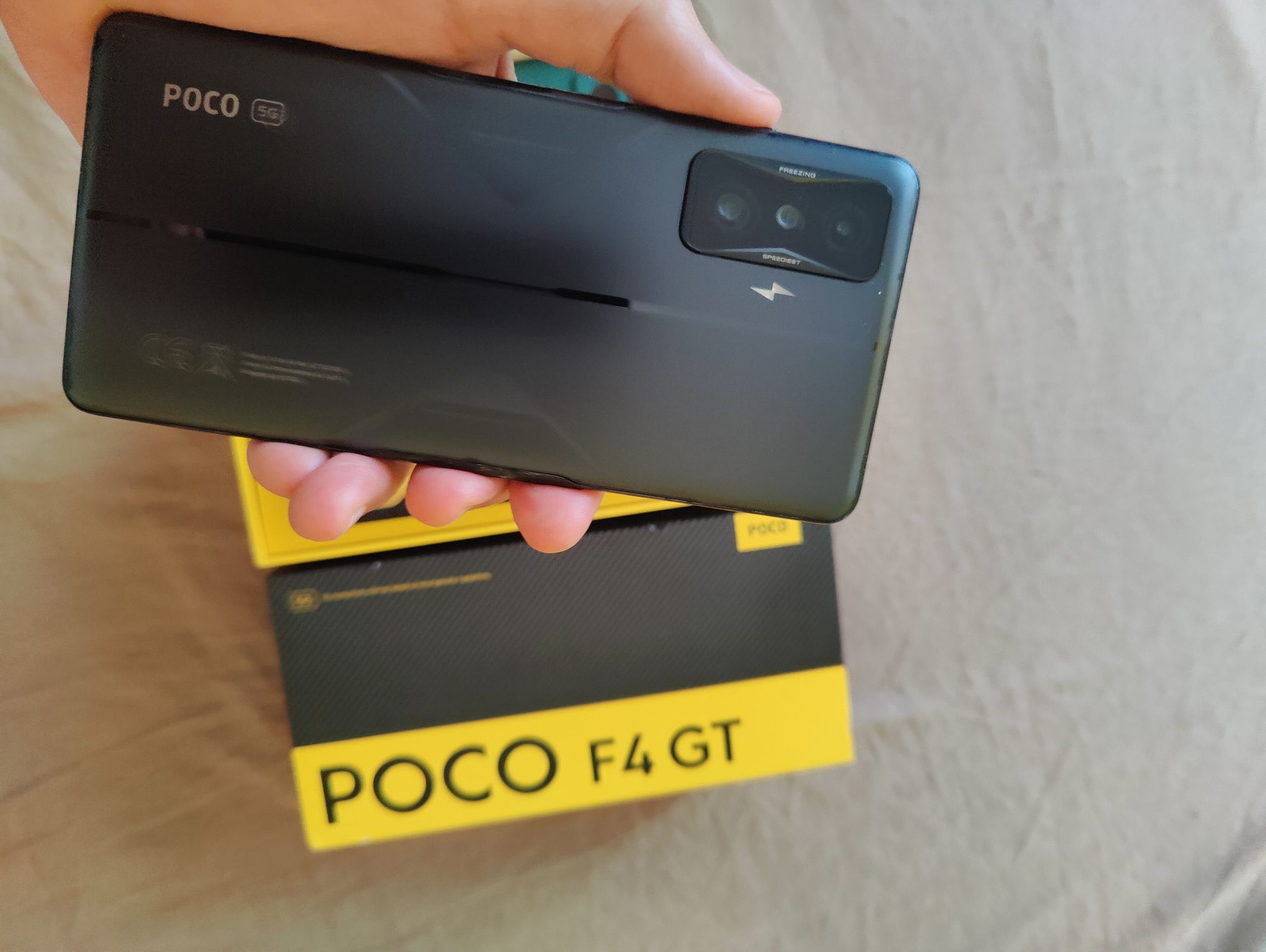 Sprzedam gamingowy smartfon Xiaomi Poco F4 gt. 12/256. Stan BDB