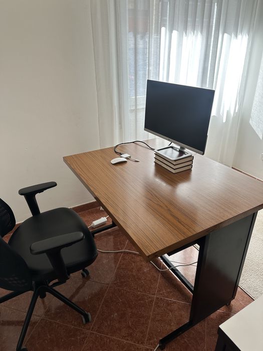 Secretaria de metal com tampo madeira