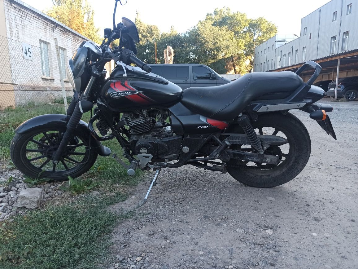 Bajaj avenger 220 street