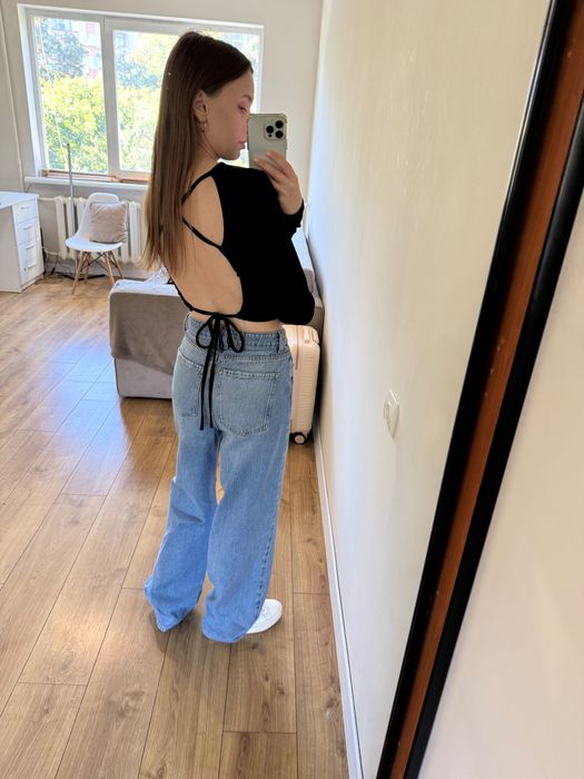 Стильний чорний топ із відкритою спиною