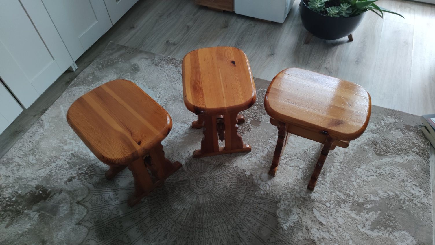 Krzesełka drewniane