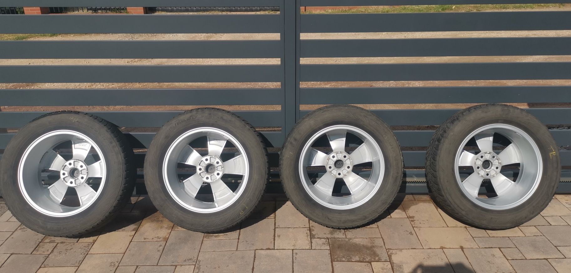 Felgi aluminiowe Nanuq 17" Skoda 6,5Jx17H2 ET38+Opony  Nokian WR SUV