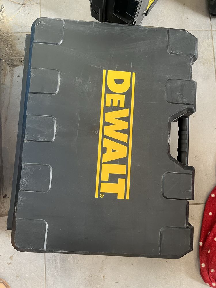 Młot do kucia młotowiertarka Dewalt SDS MAX 1350W