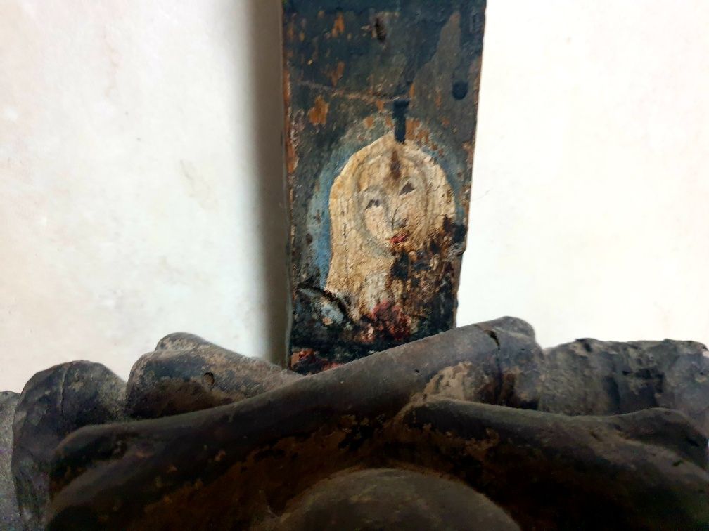 Grande crucifixo Sec. XVIII em madeira esculpida com base Memento Mori