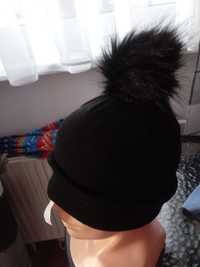 Nowa czapka z pomponem damska czarna