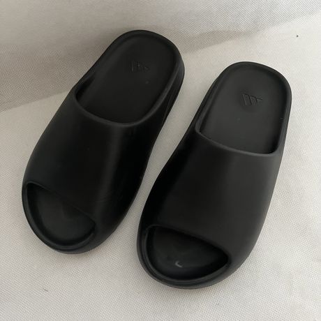 Czarne klapki yeezy slide adidas