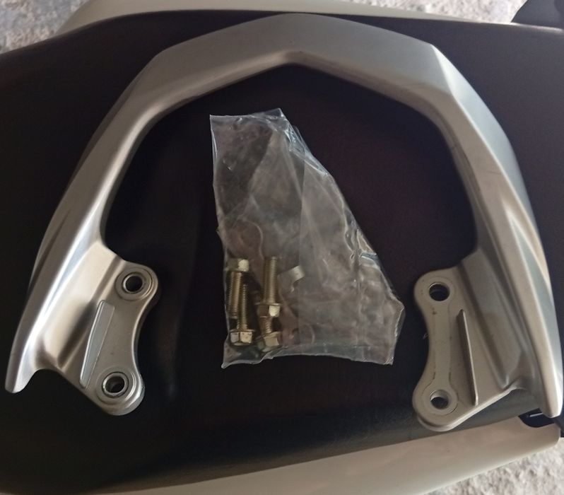 Pega traseira da honda Cb125f com parafusos