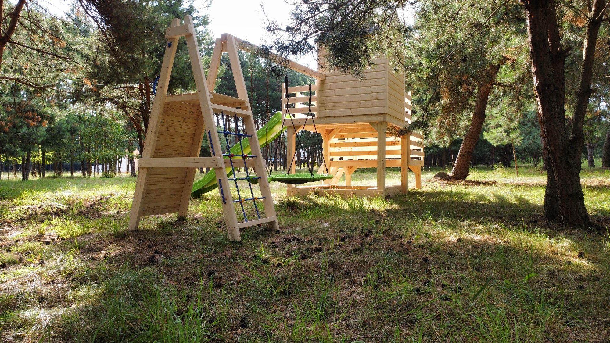 Domek dla dzieci Domek z huśtawkami Domek ze zjeżdżalnią.  Plac zabaw