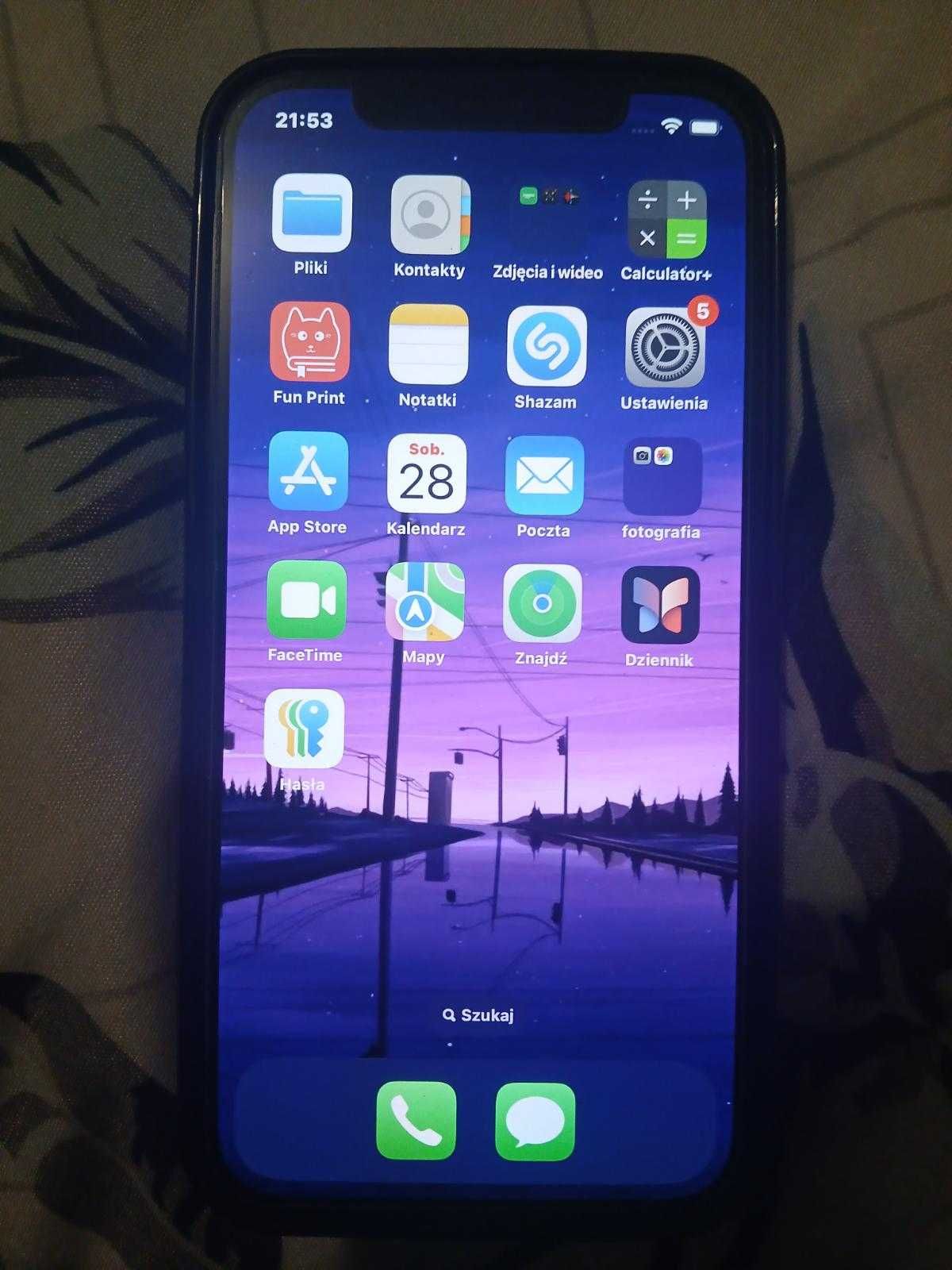 Sprzedam używany iPhone 12 4/64 w zestawie z słuchawkami i 2 x etui
