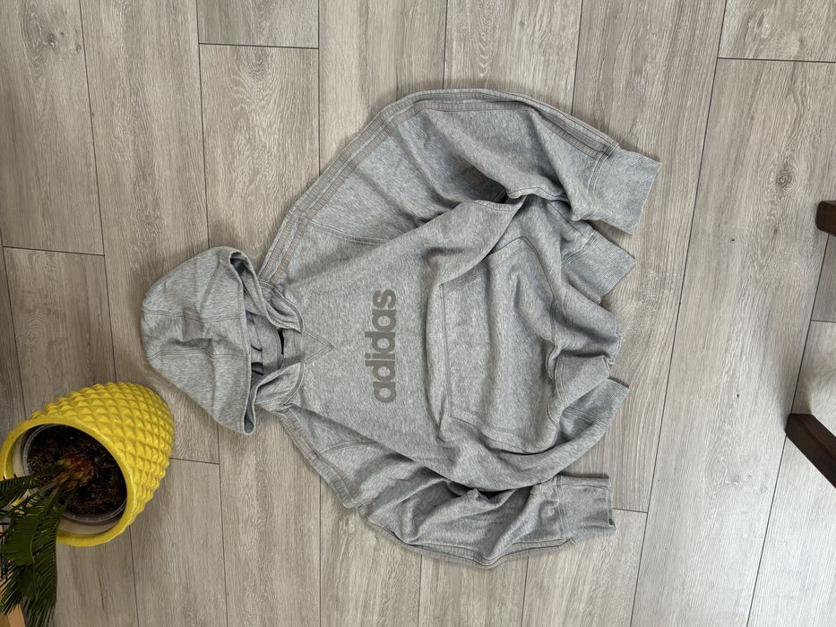 Szara bluza z kaptruem Adidas