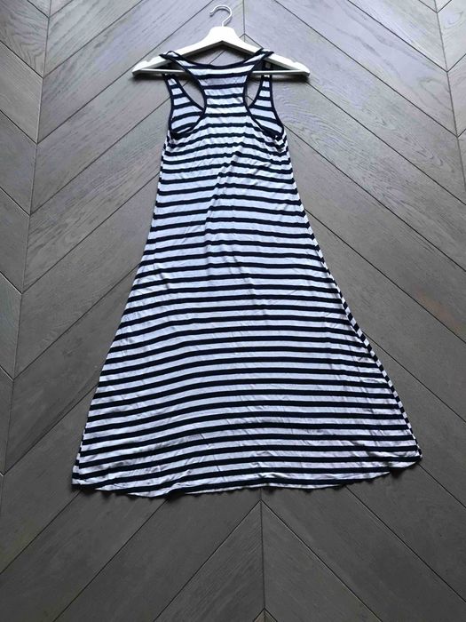 długa letnia sukienka w pasy marki Reserved w rozmiarze XS