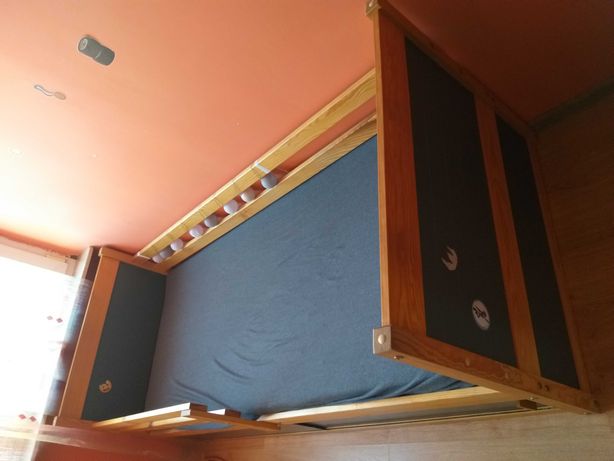 Łóżko 90 cm x 200 cm z barierkami ochronnymi ze schowkiem i materacem