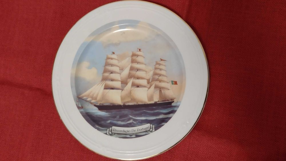 Prato porcelana gravura da Caravela Sagres, rebordo dourado, sem marca