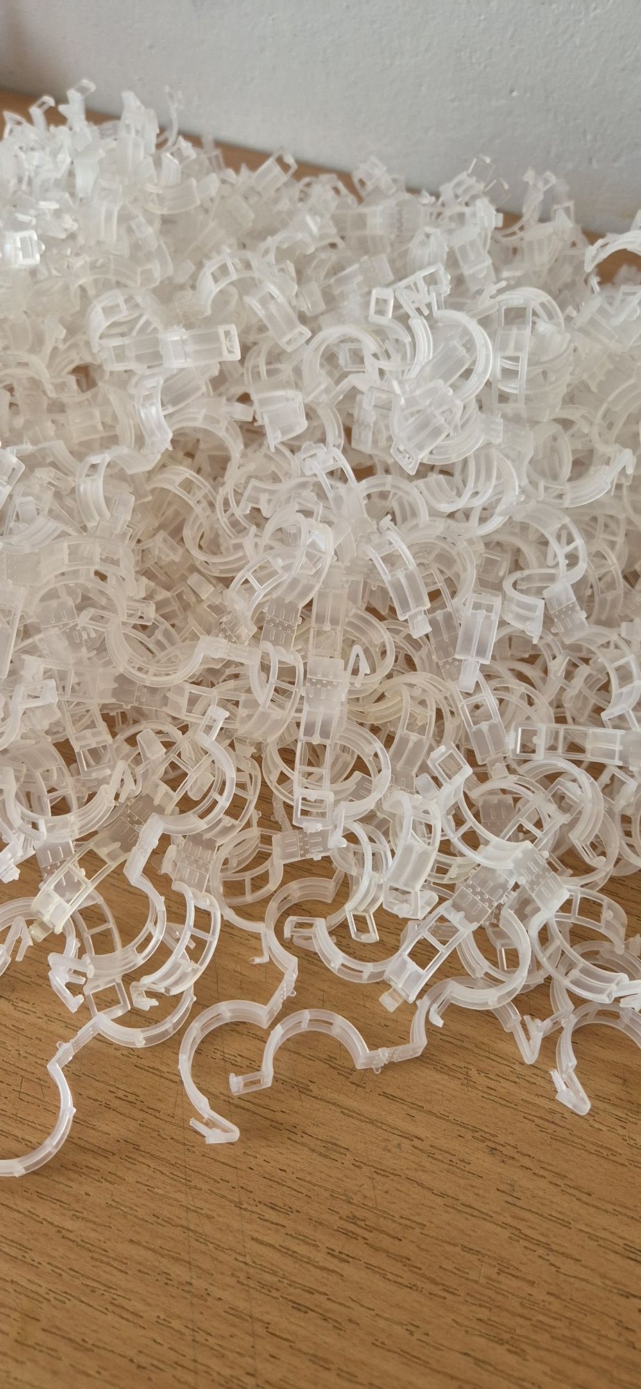 Plastikowe zapinki do roślin, idealne do podtrzymywania pędów pomidoró