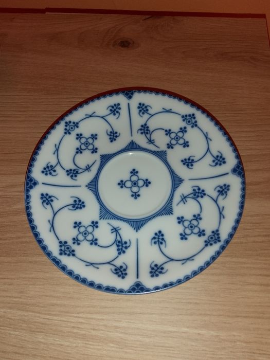 Porcelanowy talerzyk w stylu klasycznym