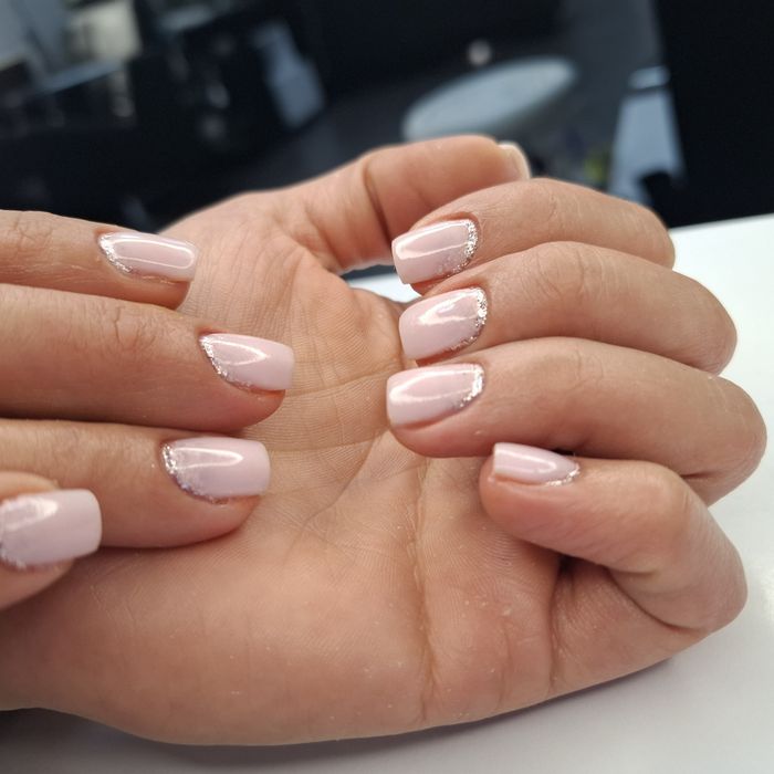 Манікюр,нарощування нігтів