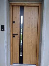 Produkcja i montaż drzwi schodów drewnianych.