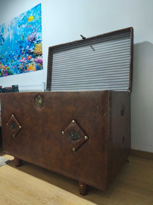 Baú Madeira Maciça Revestido em Pele