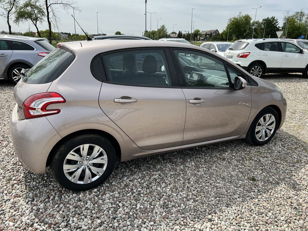 Peugeot 208 / 2013 / 1.6 Diesel / Navi / Klima //