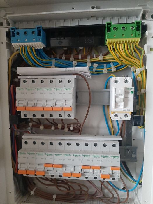 Электрик, ремонт электропроводки.