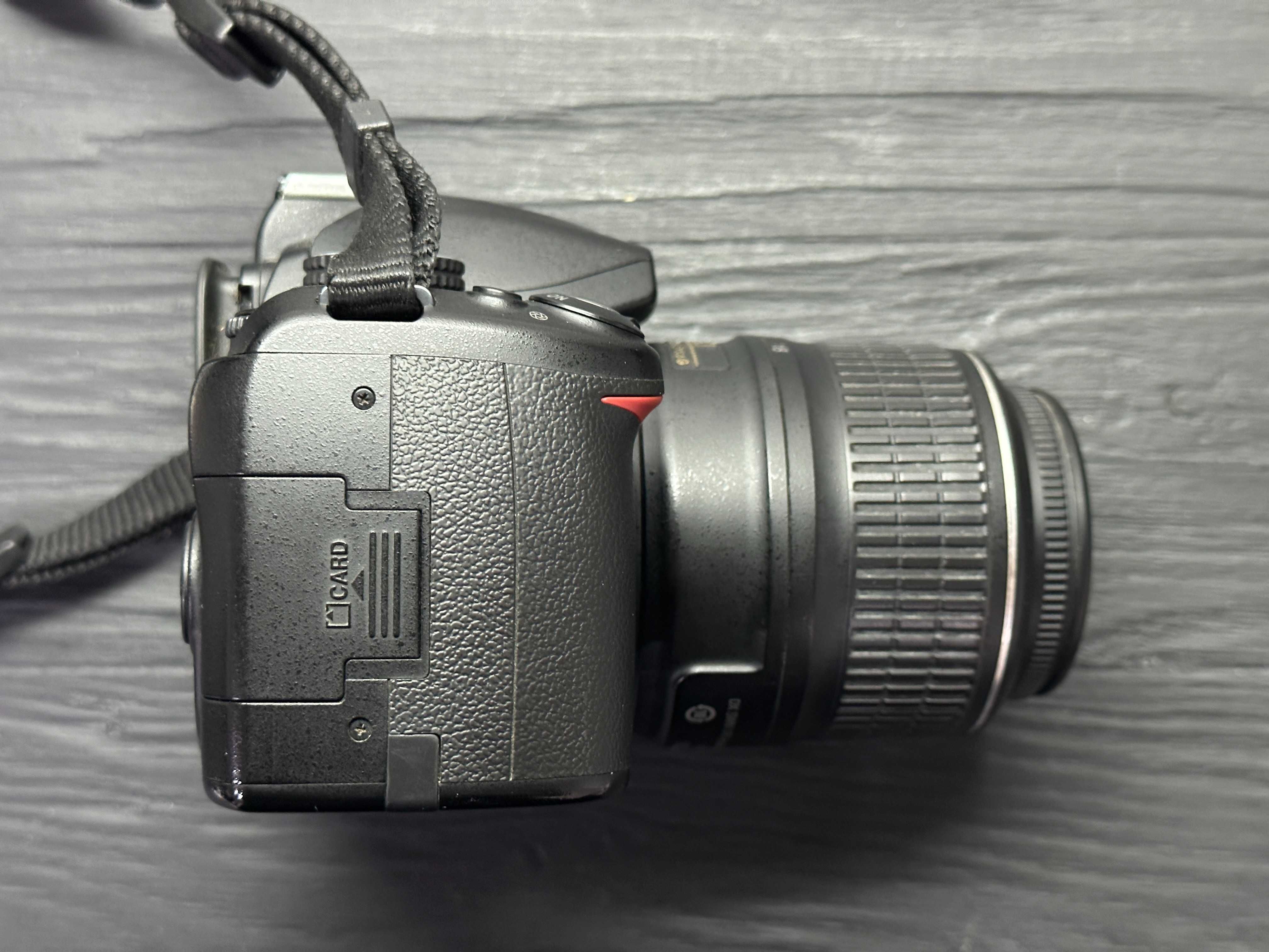 Профессиональный зеркальный фотоаппарат Nikon D3000
