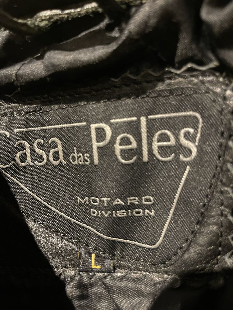 Fato de motard blusão e calça.