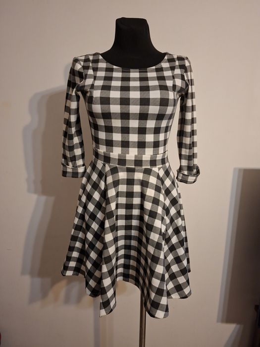 Stylowa Czarno-Biała Sukienka w Kratkę S