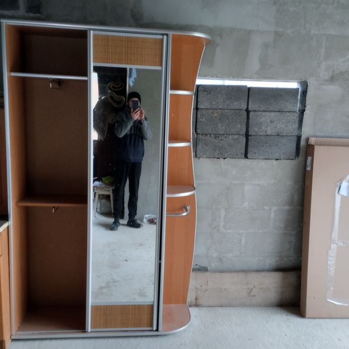 Прихожа в гарному стані.