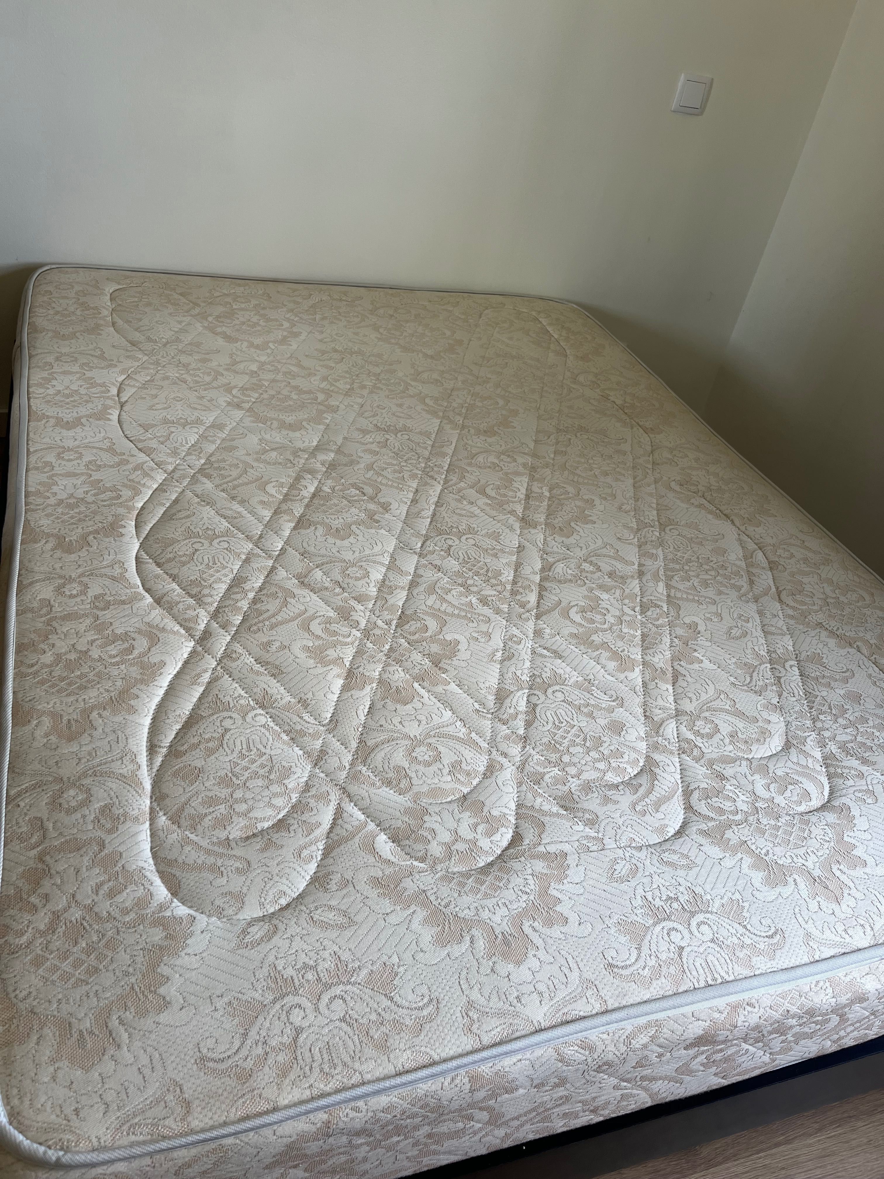 Cama com colchão