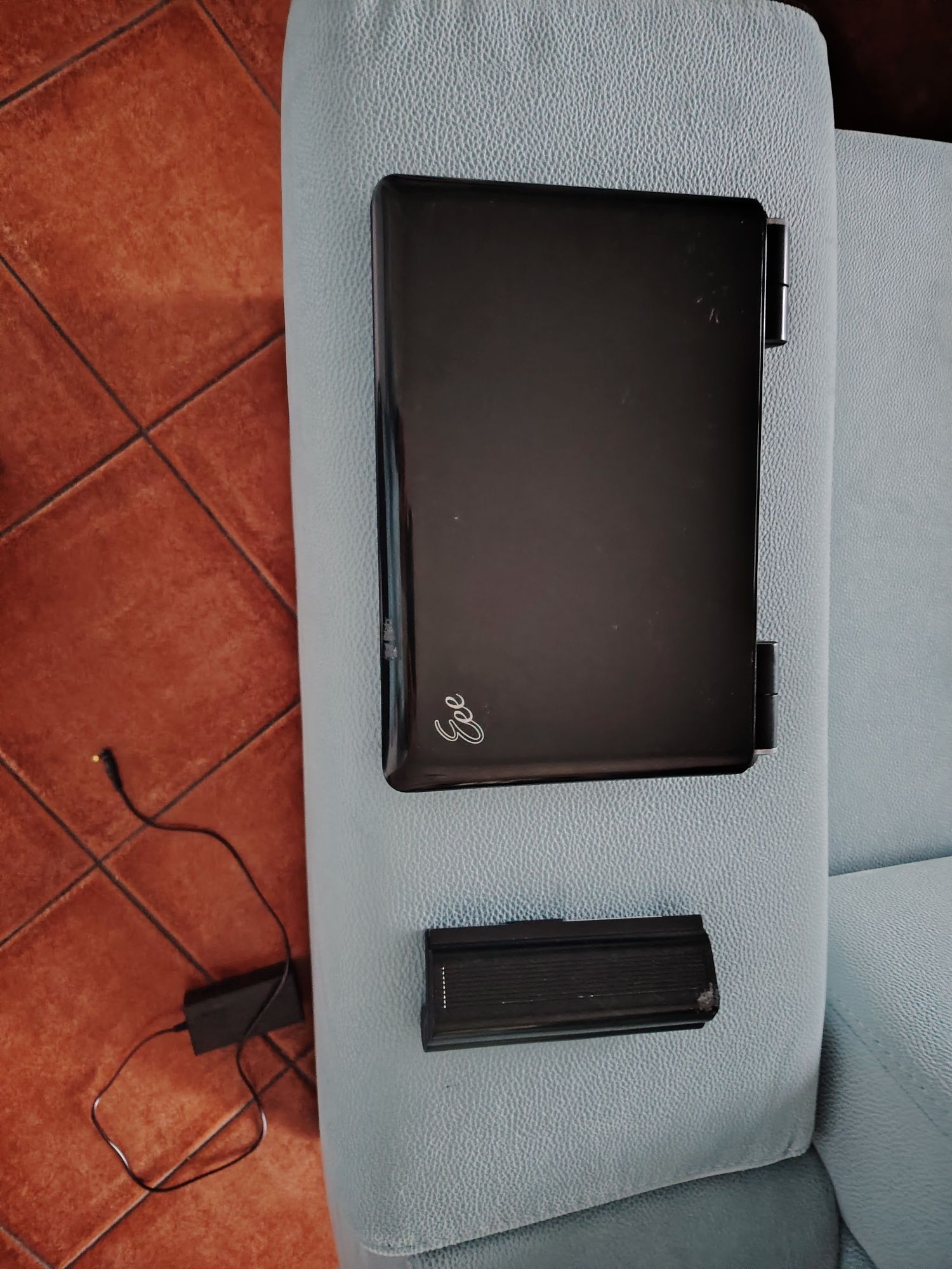 PC de dimensões pequenas Notebook antigo.