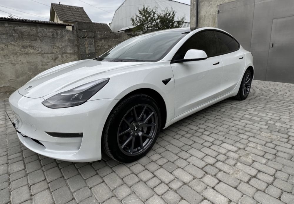 Tesla model 3 54kw 18тыс. Км