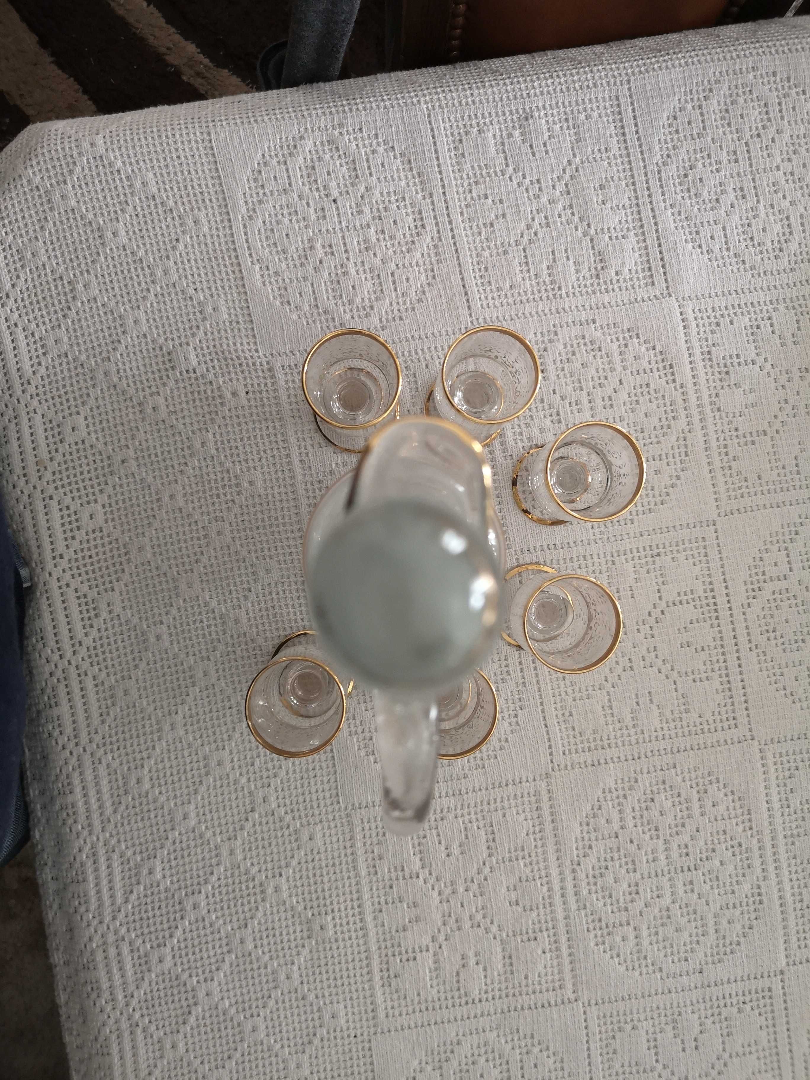 conjunto de garrafa e cálices de licor