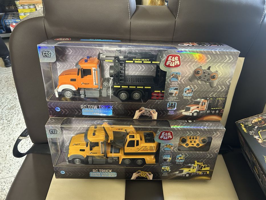 Є різні машини на пульт