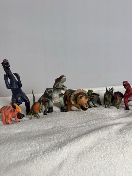 Продам динозаври