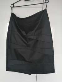 Spodnica czarna, z przodu zakładany materiał