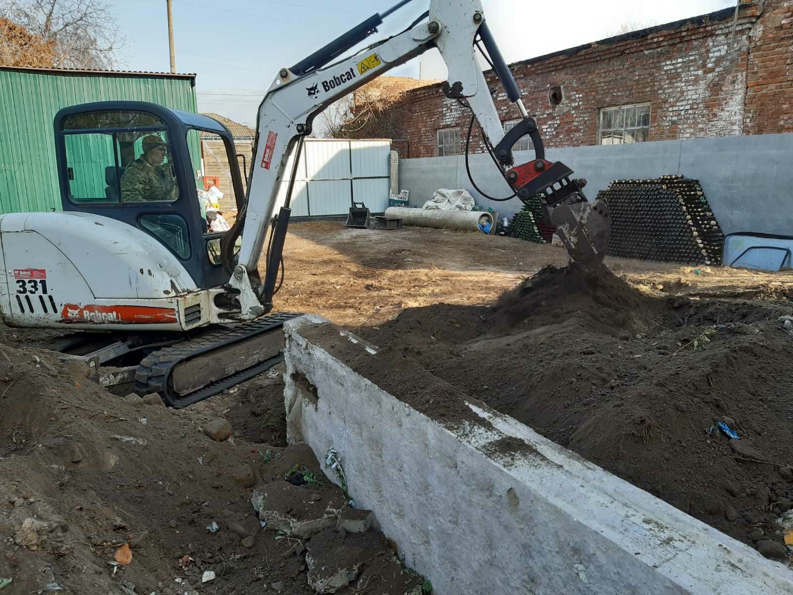 Послуги гусеничного трактора єкскаватор