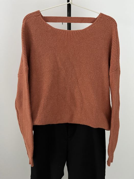 Sweter z wycięciem na plecach na jesień 85% wiskoza