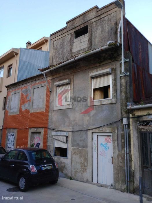 Terreno à venda na rua de 9 de Julho - Porto