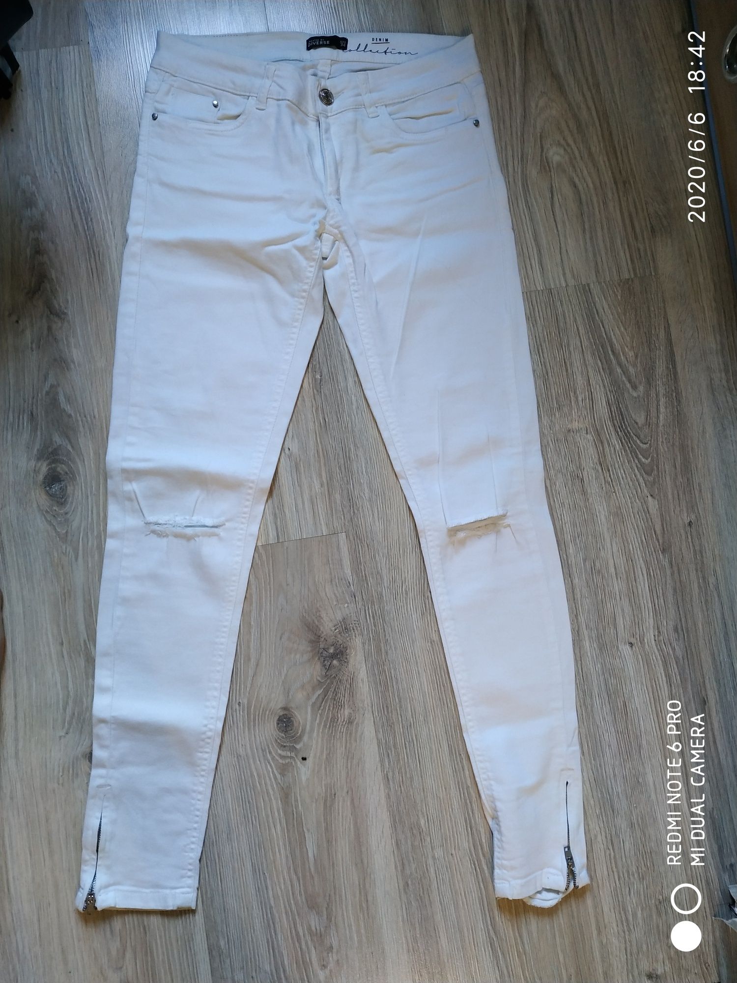 Białe Spodnie jeansowe Diverse XS dziury