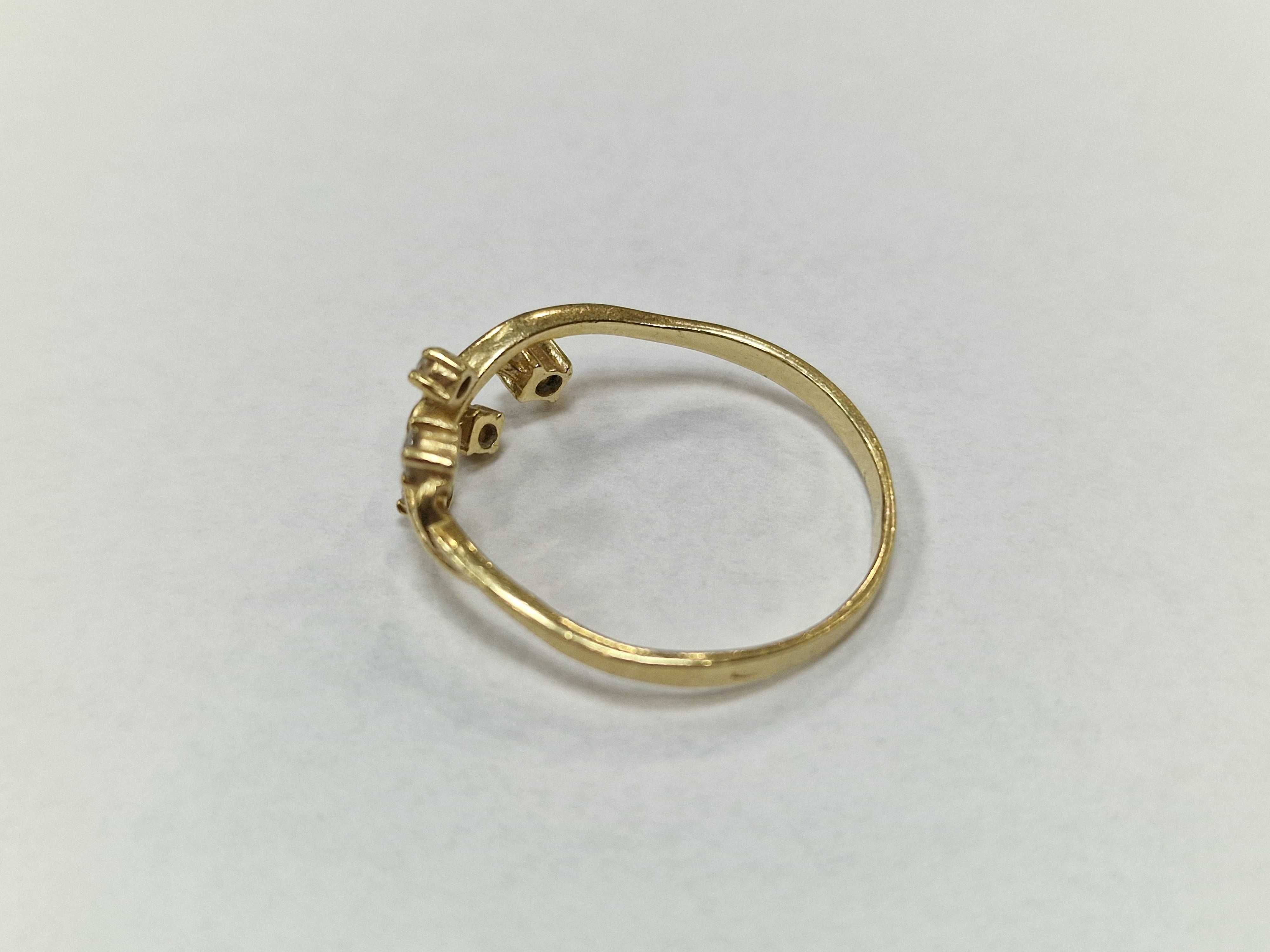 Złoty pierścionek damski/ 585/ 2.26 gram/ R24/ Cyrkonie