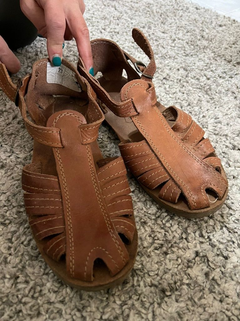 Sandálias em couro
