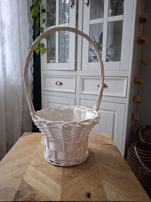 Biały kosz wiklinowy stroik