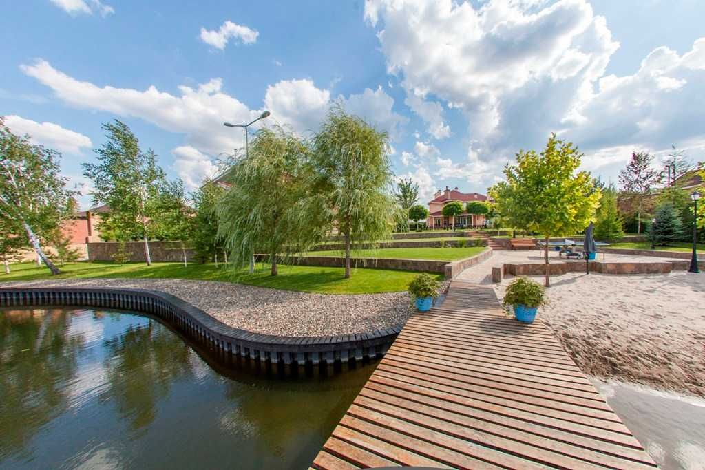 Конча-Заспа, Усадьба на берегу реки(3 дома,490+230+221), 50 соток.