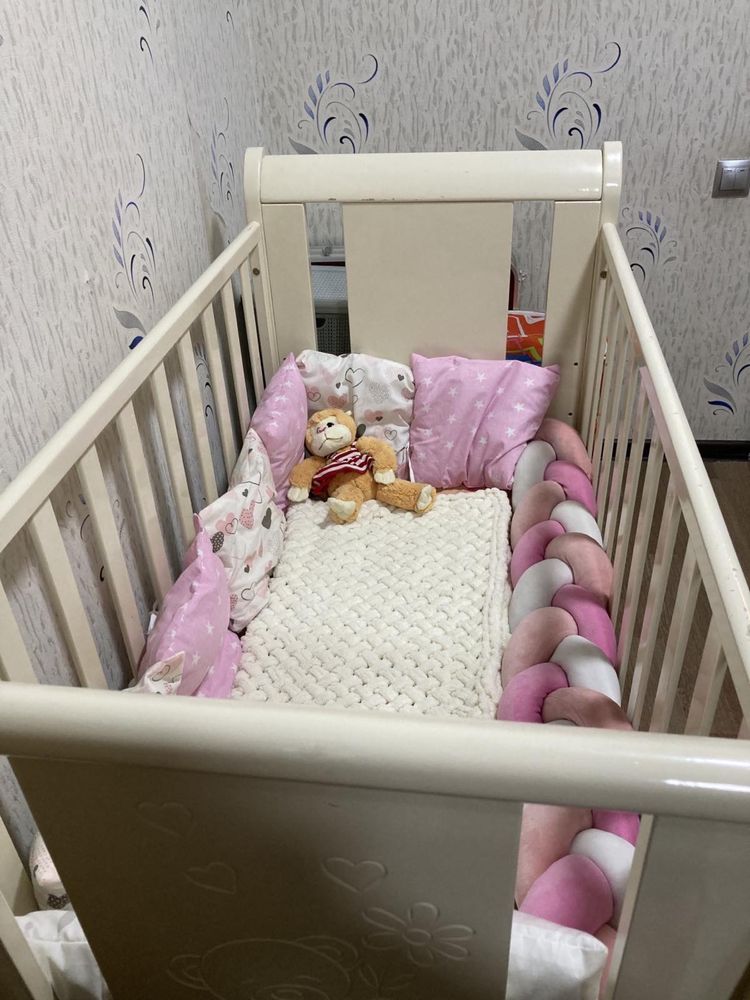 Продам детскую кроватку , цена за весь набор