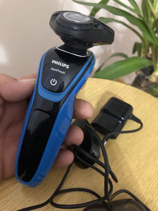 Електробритва  Philips AquaTouch Wet and Dry Electric Shaver S5051