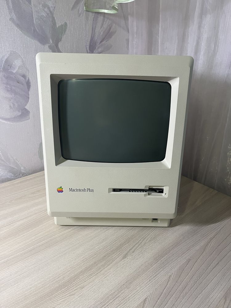 Apple Macintosh Plus 1989 року (ретро комп’ютер)